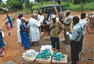 Distribuzione di farmaci alla popolazione in foresta