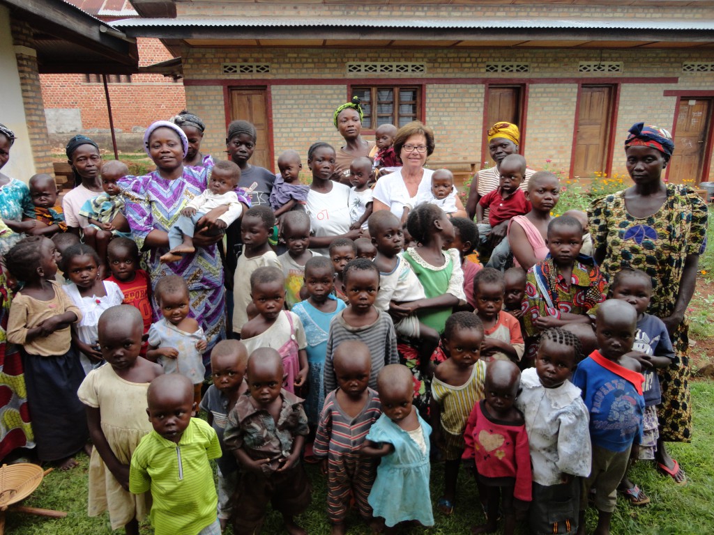 Bambini malnutriti e suora Marie Noelle al Centro Nutrizionale Mama Kahenga, Wamba, RDC.